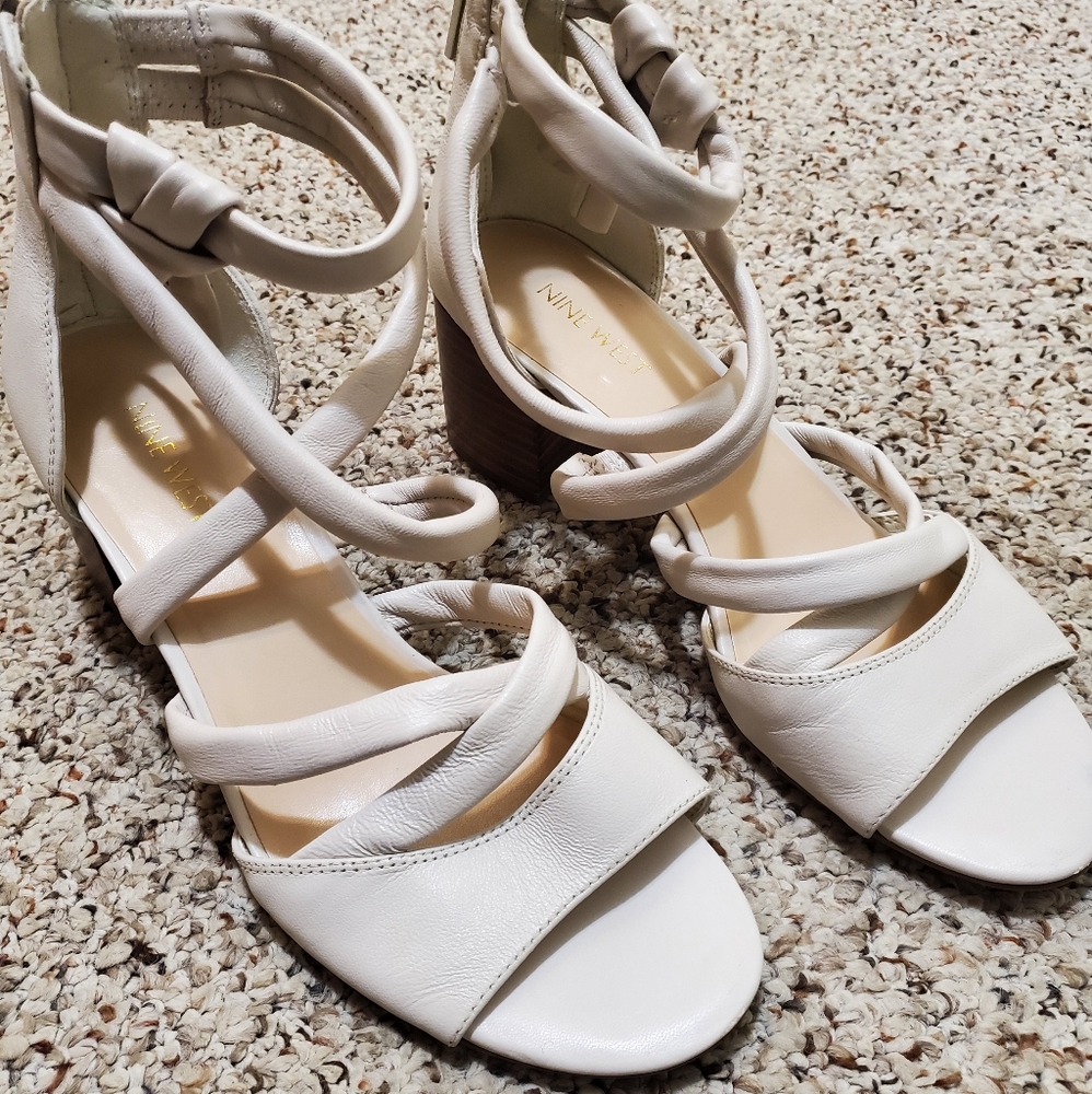 PRICE DROP ⬇️ Nine West Sandals Nude